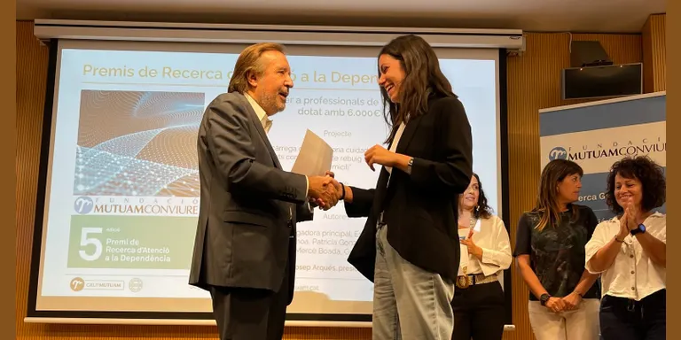 La pinedenca Noelia Quirant rep el premi de Recerca d'Atenció a la Dependència de la Fundació Mutuam