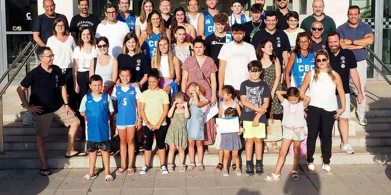 Els equips sèniors del Club Bàsquet Cambrils, homenatjats per l’Ajuntament