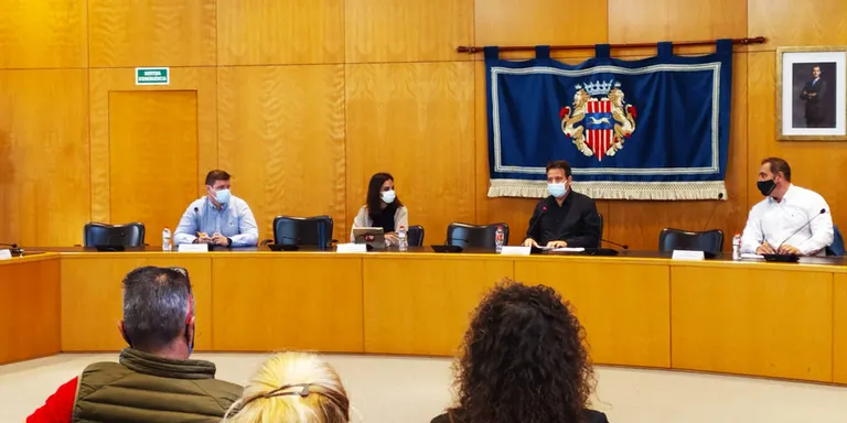 Govern i oposició adopten els seus nous rols en el primer ple després de la moció de censura