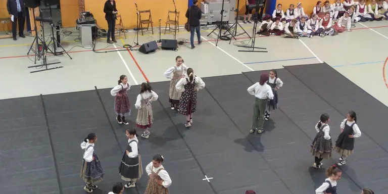 Tota l'Escola de l'Esbart Dansaire ballarà aquest dissabte a la plaça Salvador Allende