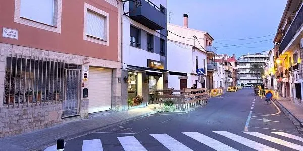 La zona de vianants del carrer Mestral ajustarà l’horari i permetrà l’accés rodat al matí