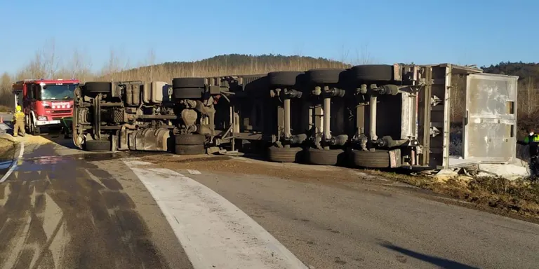 Un camioner quadruplica la taxa d'alcoholèmia i bolca enmig de la carretera a Massanes