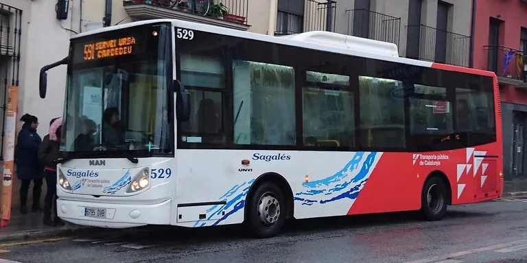Veïns dels Saulons es queixen que alguns joves que baixen als instituts de Caldes al matí no poden utilitzar el bus urbà perquè va massa ple