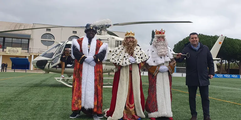 Els Reis de l'Orient arriben en helicòpter a Pineda amb una gran expectació entre petits i grans