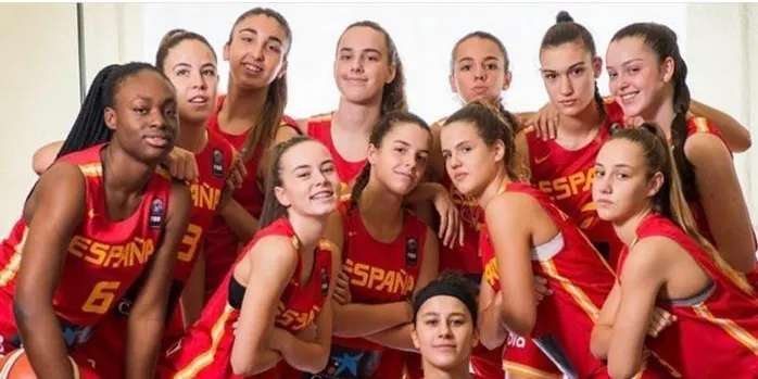 La pinedenca Nhug Bosch es penja la medalla de bronze del Campionat d'Europa sub-16