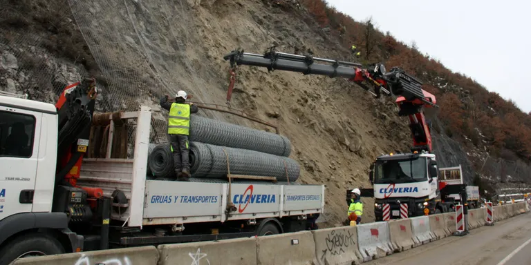 Instal·len una nova malla de protecció a l'N-260 al Pont de Bar