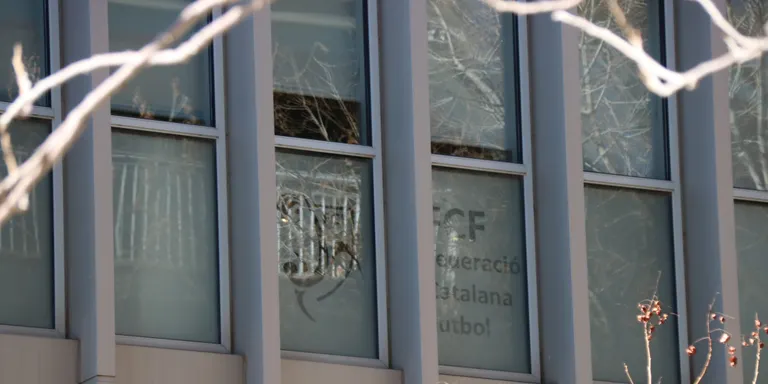 Els Mossos d'Esquadra registren la seu de la Federació Catalana de Futbol a Barcelona