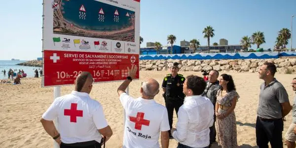 Instal•len nous cartells informatius a la platja del Miracle de Tarragona davant l'augment d'ofegaments d'aquest estiu