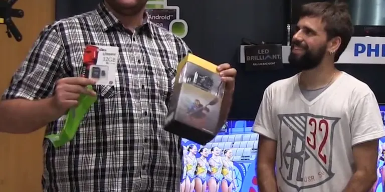 Àlex González rep el premi del torneig de Mario Kart