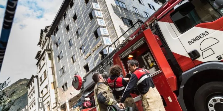 Vint desallotjats per l'incendi d'un hotel a l'avinguda Carlemany d'Escaldes-Engordany