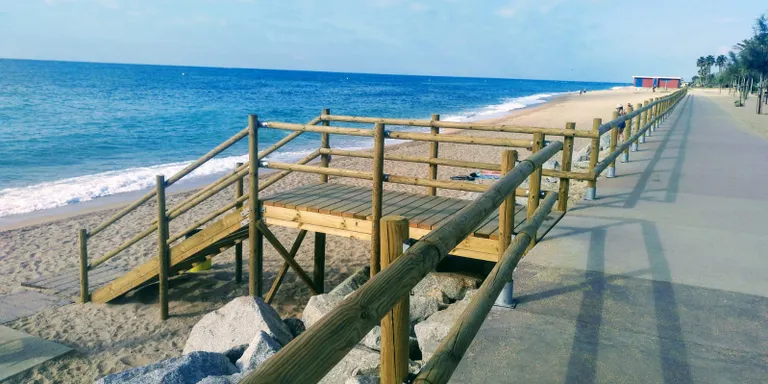 Millores d'accés a la Platja de la Riera i l'Ajuntament estudia posar més línies de vida