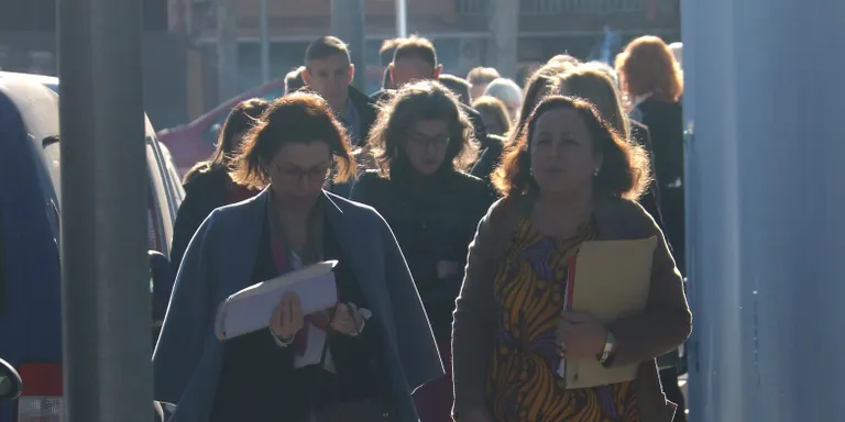 La missió d’eurodiputats visita dos centres educatius del Prat per analitzar la immersió lingüística