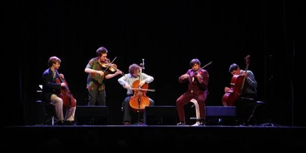 Una platea plena dona la benvinguda a la nova temporada d'espectacles a La Violeta