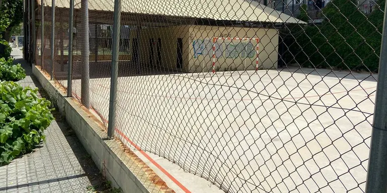 Inici de les obres de reforma del vestidor i de la tanca perimetral de la pista esportiva de Lluís Guardiola