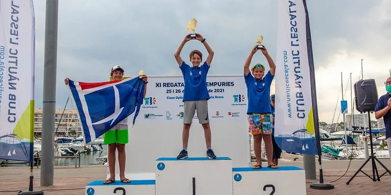 Els regatistes Joan Domingo i Iker Múgica pugen al pòdium del XI Trofeu Mar d’Empúries d’Optimist