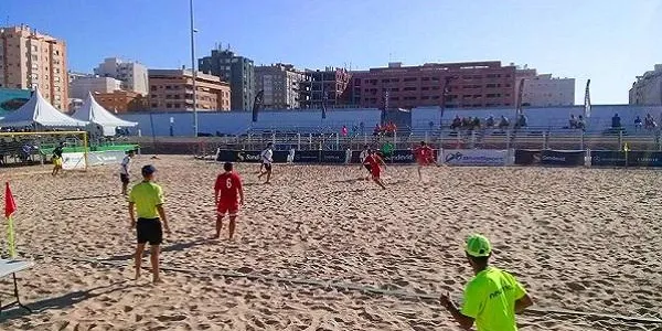 Els torrencs Adrian Frutos, Jeroni Rañé i Eliott Mounoud participen a la Lliga Espanyola de Futbol Platja