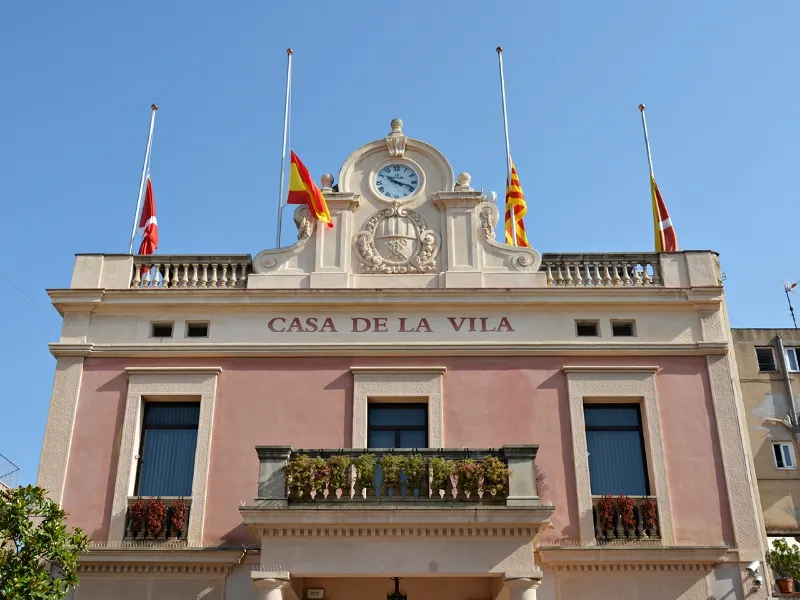 Les banderes de l’Ajuntament onejaran a mig pal en el 2n aniversari del 17A