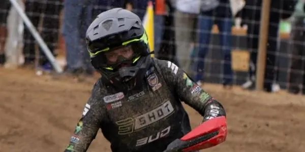 Dificultats en el debut del catllarenc Bruno Miró en el Campionat d’Europa de Motocròs
