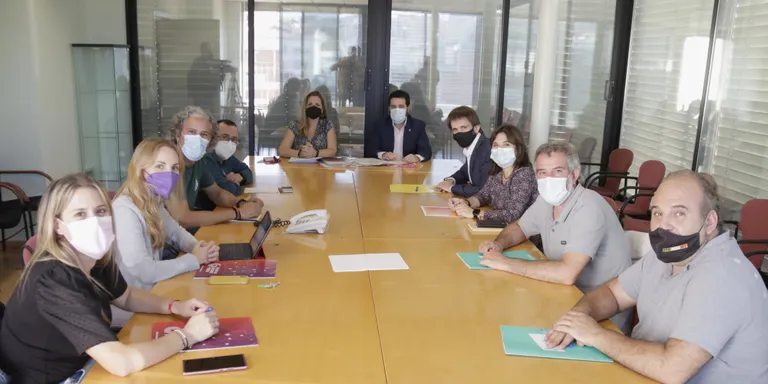 Els regidors de l’oposició a Badalona comencen a signar la moció de censura