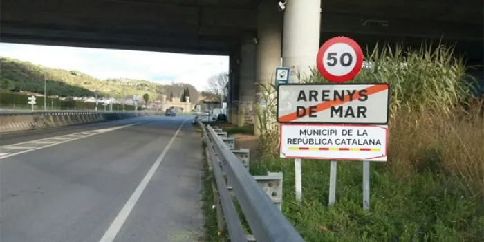 Arenys s'ha llevat amb un cartell de 'Municipi de la República Catalana'