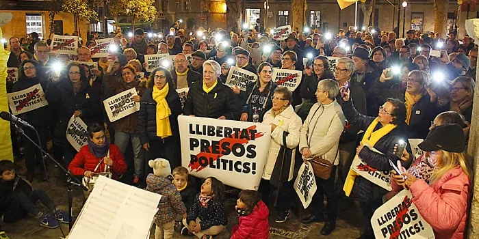 La plaça de l’Ajuntament s'omple amb la concentració contra l’empresonament de Jordi Sànchez i Jordi Cuixart