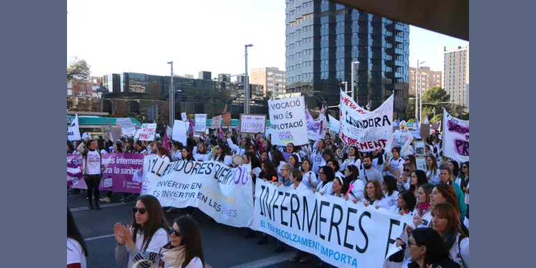Unes 2.500 infermeres tallen la Diagonal en contra del nou conveni de l’ICS i demanen la dimissió de Balcells