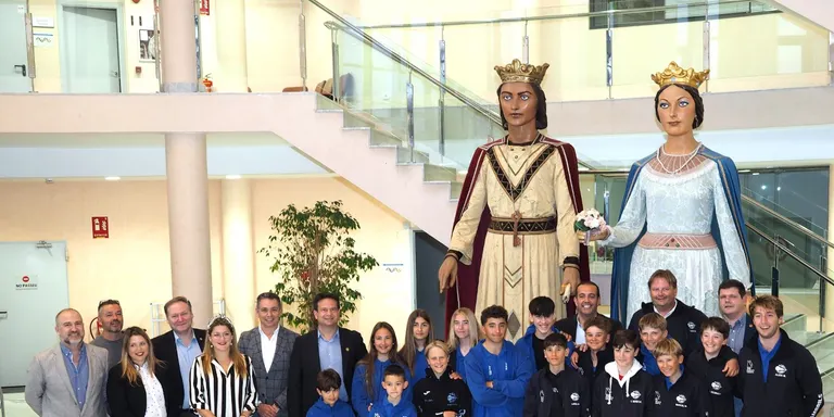 L’equip de regates del Club Nàutic Cambrils rep el reconeixement de l’Ajuntament de Cambrils
