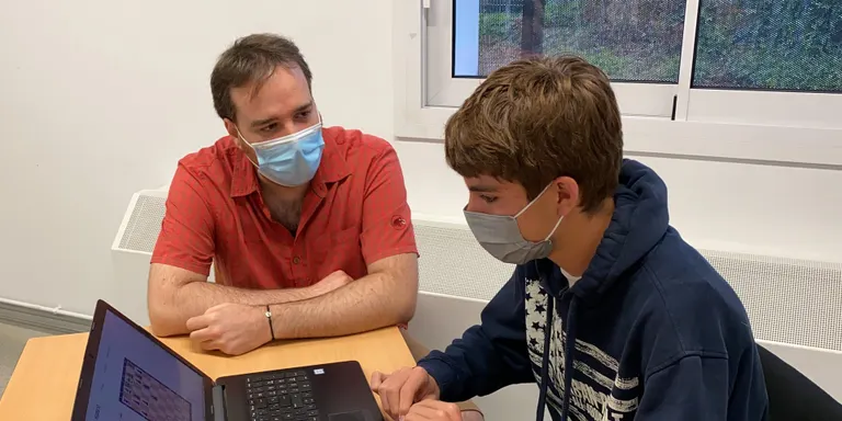 Un jove de la Seu d'Urgell crea un algorisme amb intel·ligència artificial per jugar a escacs amb l'ordinador