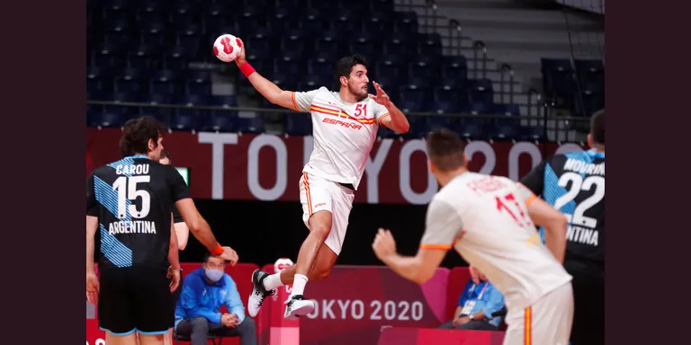 L'handbol masculí guanya Argentina (36-27) amb el cap en els quarts de final