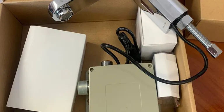 L'empresa Ramon Soler dona aixetes electròniques de lavabo al Centre Sanitari