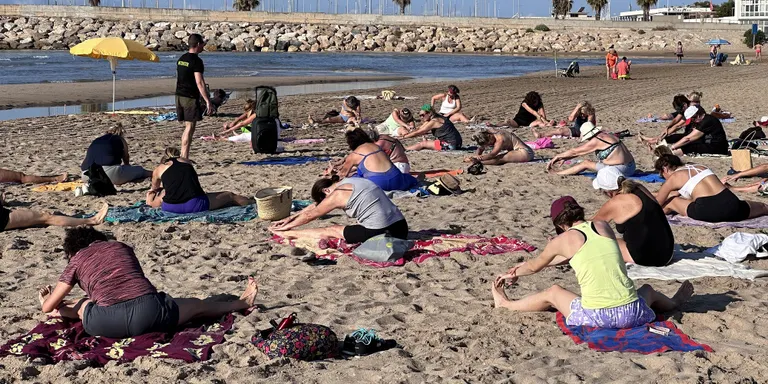 Classe magistral de pilates a la platja de la Paella