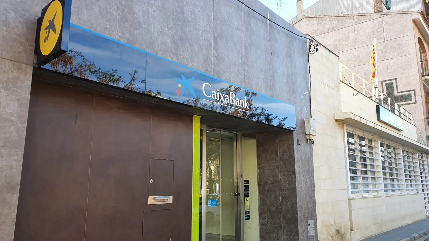L'oficina de Bankia de Pineda ja està retolada com a nova oficina de CaixaBank
