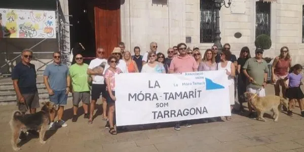 Els veïns de la Móra – Tamarit es manifesten davant l’Ajuntament de Tarragona