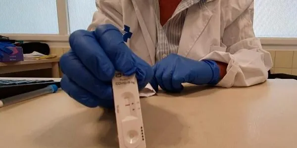 Salut assegura que la velocitat de propagació del virus està en un equilibri fràgil i que la baixada d’ingressos als hospitals es ralenteix