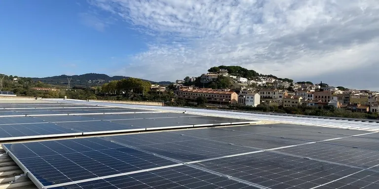 L’Ajuntament aprova cinc noves instal·lacions fotovoltaiques en equipaments públics