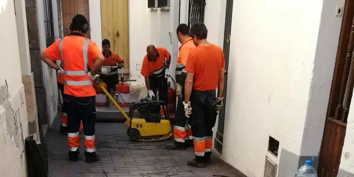 Les obres per canviar l’asfalt del carrer del Turó ja estan en marxa