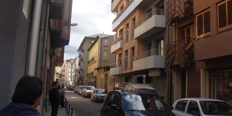 Un incendi afecta un pis del carrer Sant Ermengol de la Seu