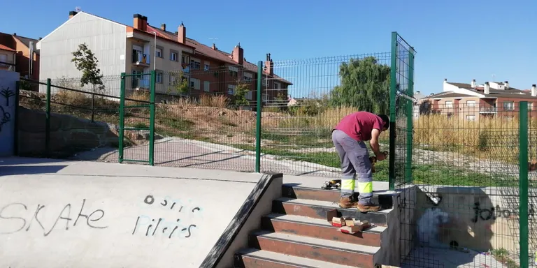 L'Ajuntament de Solsona instal·la una tanca al voltant de l'skate park per fer-ne complir l'horari i garantir el descans veïnal