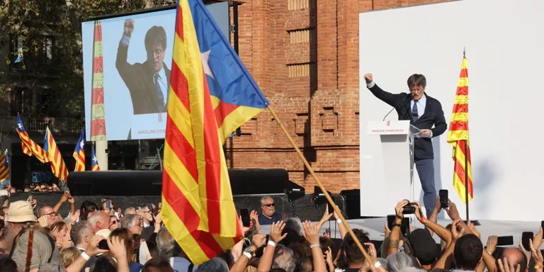 Una comitiva arenyenca dona suport a Carles Puigdemont en el seu retorn a Catalunya