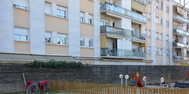 L’Ajuntament instal·larà 12 nous bancs pensats per facilitar les converses