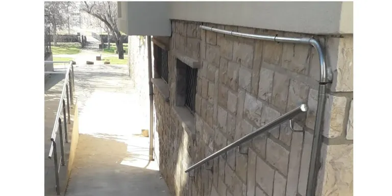 Col·loquen una barana a les escales del carrer del riu