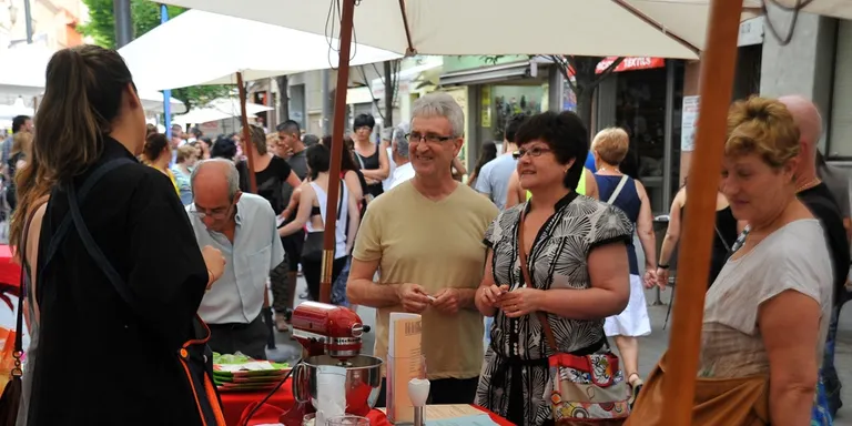 La 1º Fira fet a mà i una recollida d’aliments complementen la Botiga al Carrer