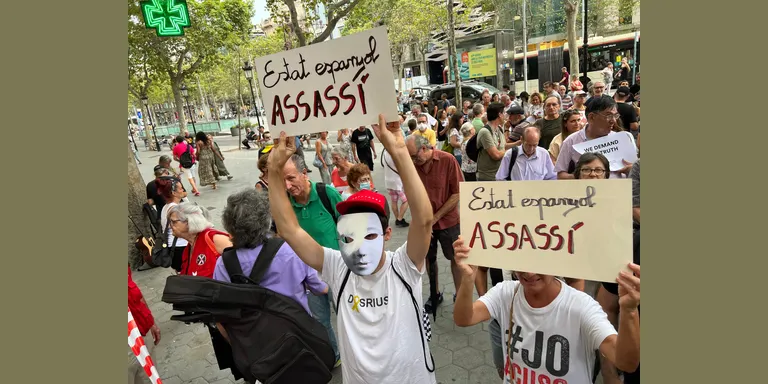 CDR, ANC i Borràs es concentren a la seu de la UE a Barcelona per acusar l'Estat d'estar "darrere" del 17-A