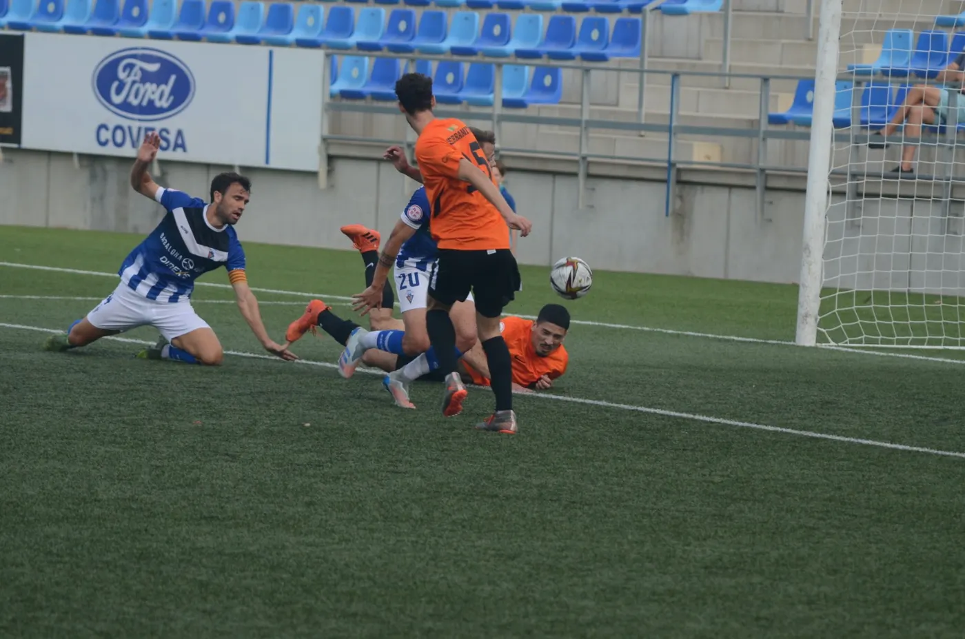 Repartiment de punts entre el CF Badalona i Cerdanyola FC
