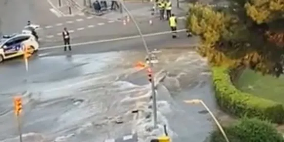 Una fuita d'aigua de grans dimensions obliga a tallar parcialment la Diagonal i complica l'accés a la ciutat per la B-23