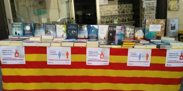El país viu un Sant Jordi d'estiu descafeïnat