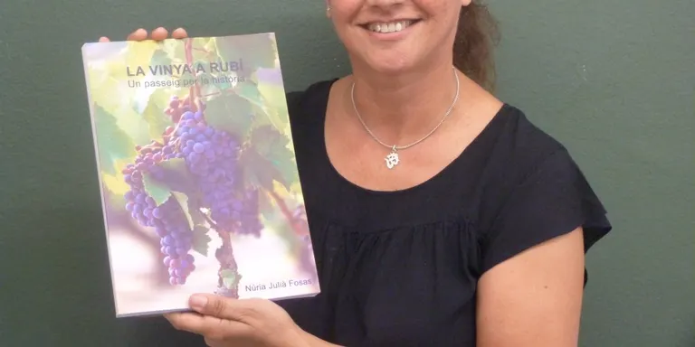 Núria Julià dedica el seu sisè llibre al món de la vinya de Rubí