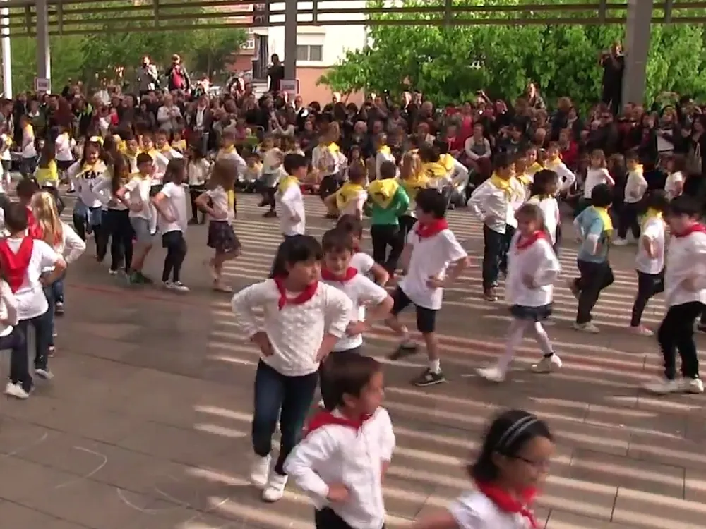 Més de 1.300 nens ballen junts per commemorar el Dia de la Dansa
