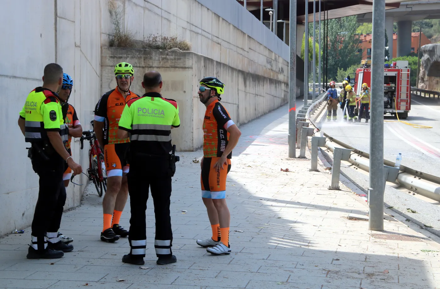 Els Mossos d'Esquadra parlant amb els companys dels ciclistes morts.