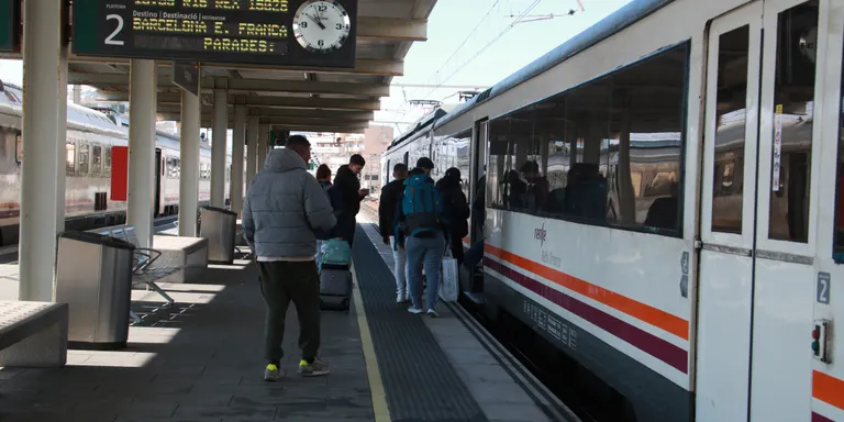 Els usuaris es manifesten aquest dissabte pels problemes en el servei ferroviari